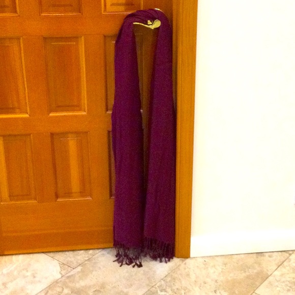 - - Large burgundy scarf - Picture 2 of 3